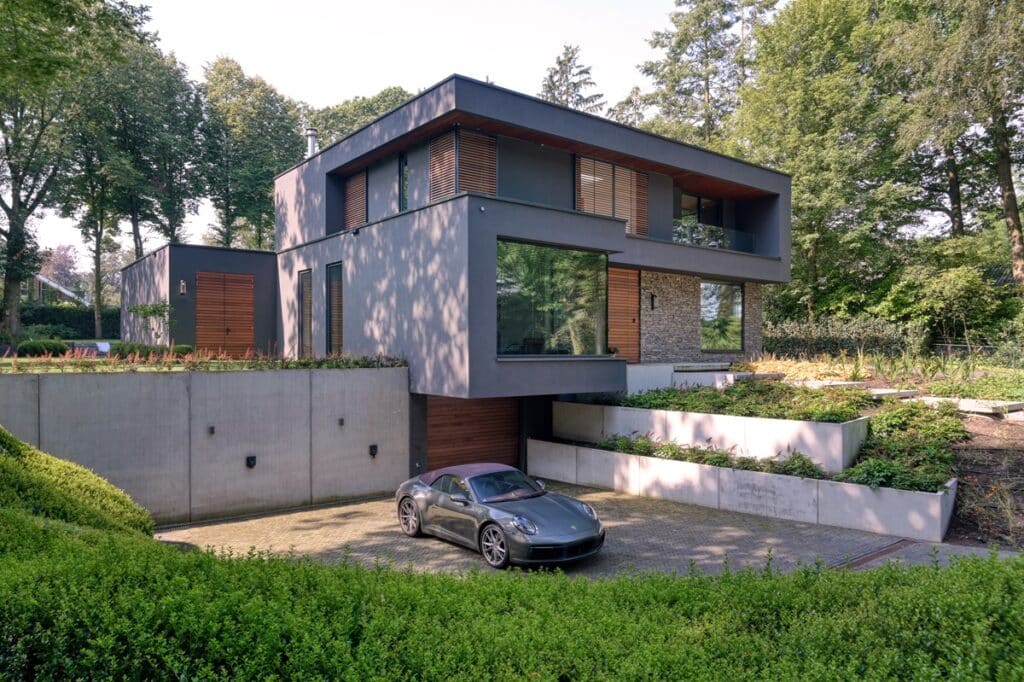 Luxe villa met realisatie van woonbetonvloer op verschillende plekken in de woning