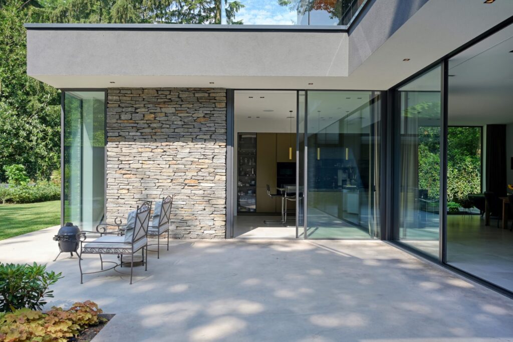 Luxe villa met binnen- en buitenvloer van woonbeton.