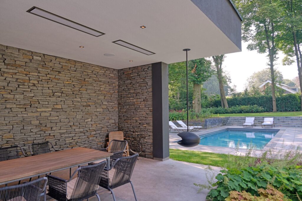 Luxe villa met zwembad en woonbetonvloer onder de veranda