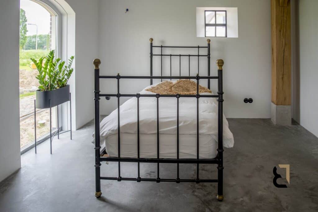 Woonbetonvloer in slaapkamer bij woning in Doornenburg