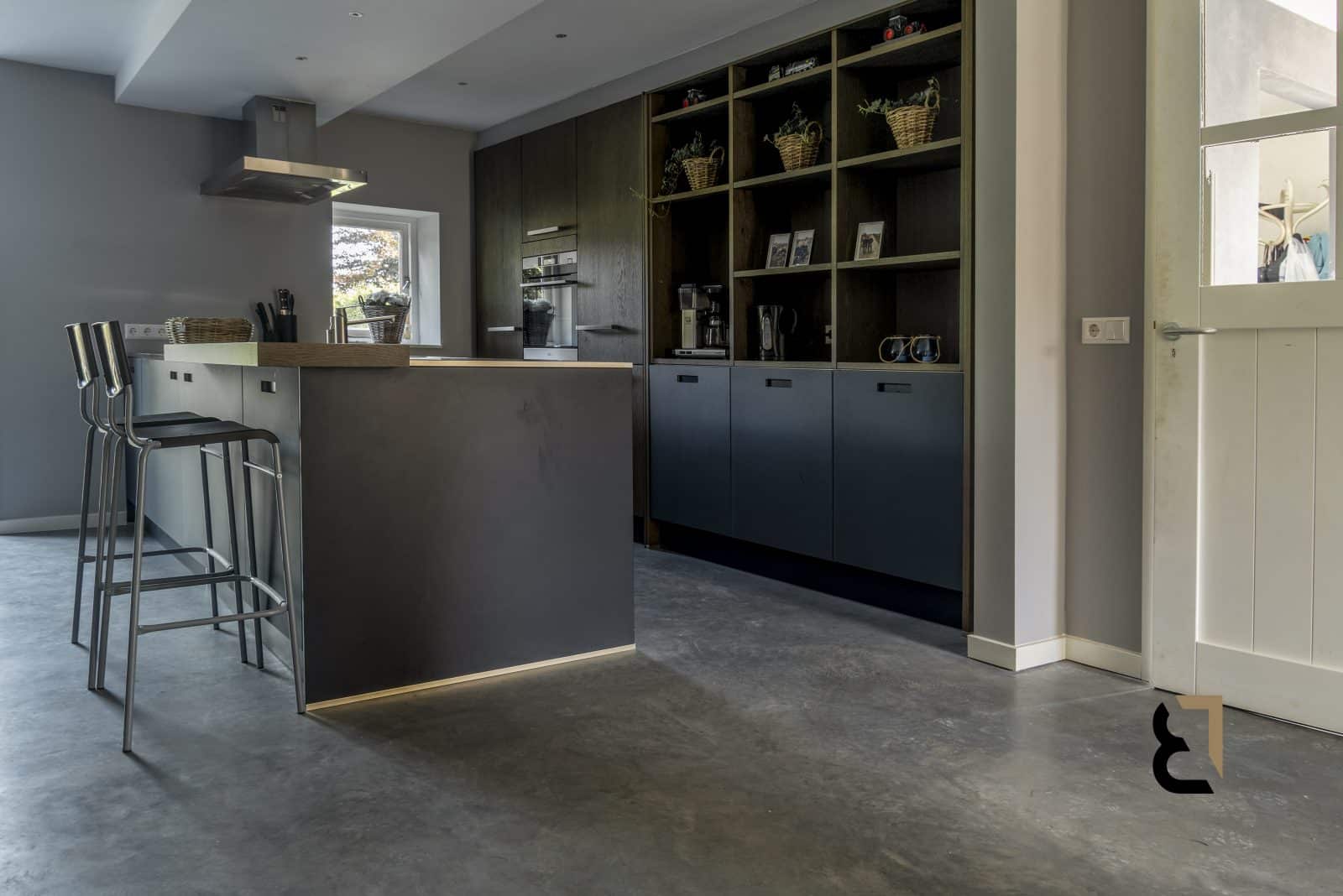 Realisatie van een woonbetonvloer in de keuken/woning in de Glind.