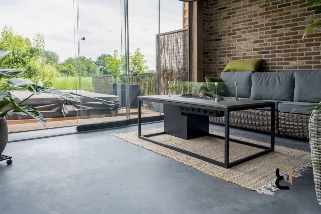 Woonbeton terras voor veranda bij woning in Renswoude