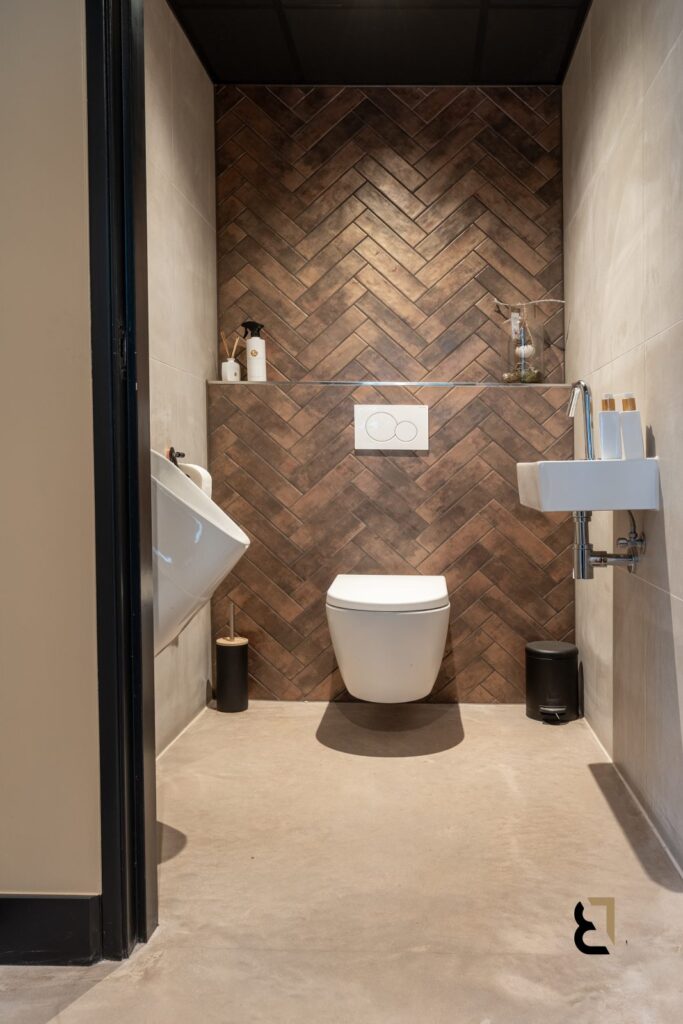 Toiletruimte bij kapperszaak, met betonvloer