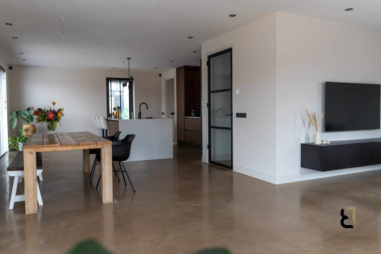 Verbouwing van woning met aanleg van een woonbetonvloer in Braamt