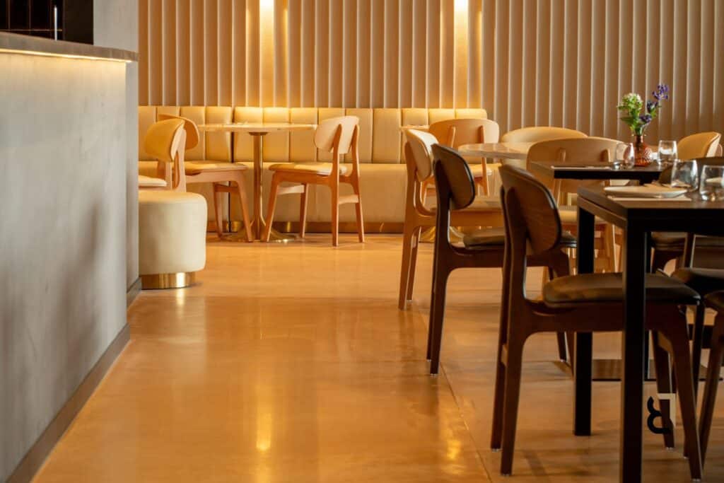 Woonbetonvloer bij restaurant in Amsterdam