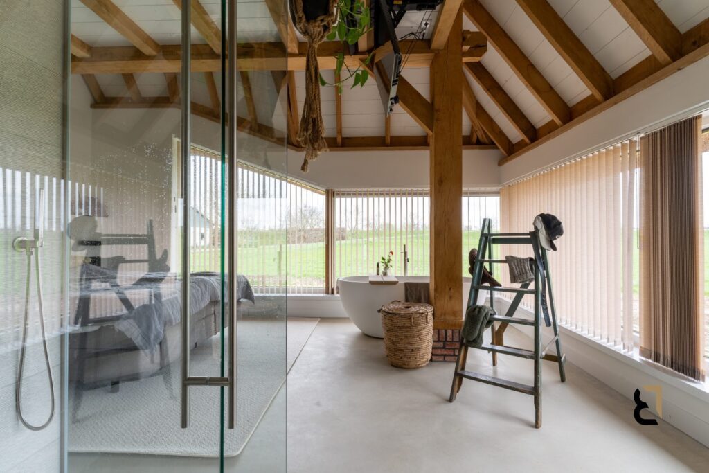 Ensuite badkamer met woonbetonvloer in de kleur 'Amber Sand'