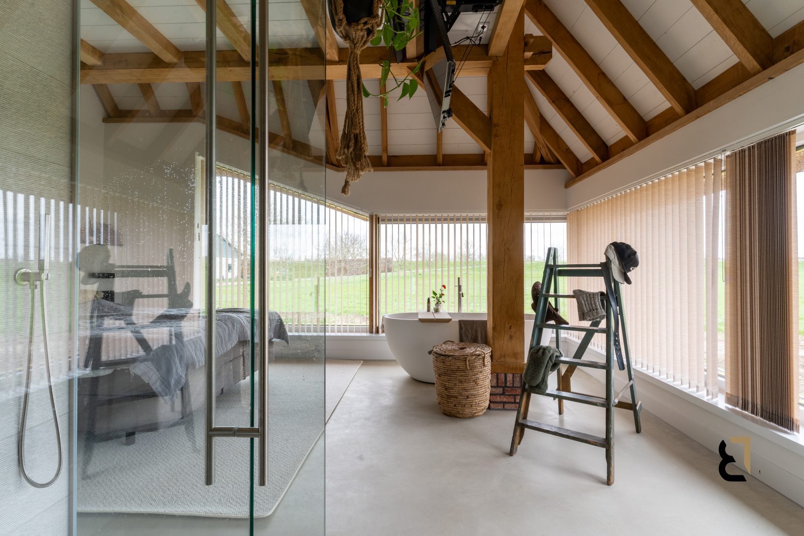 Ensuite badkamer met woonbetonvloer in de kleur 'Amber Sand'
