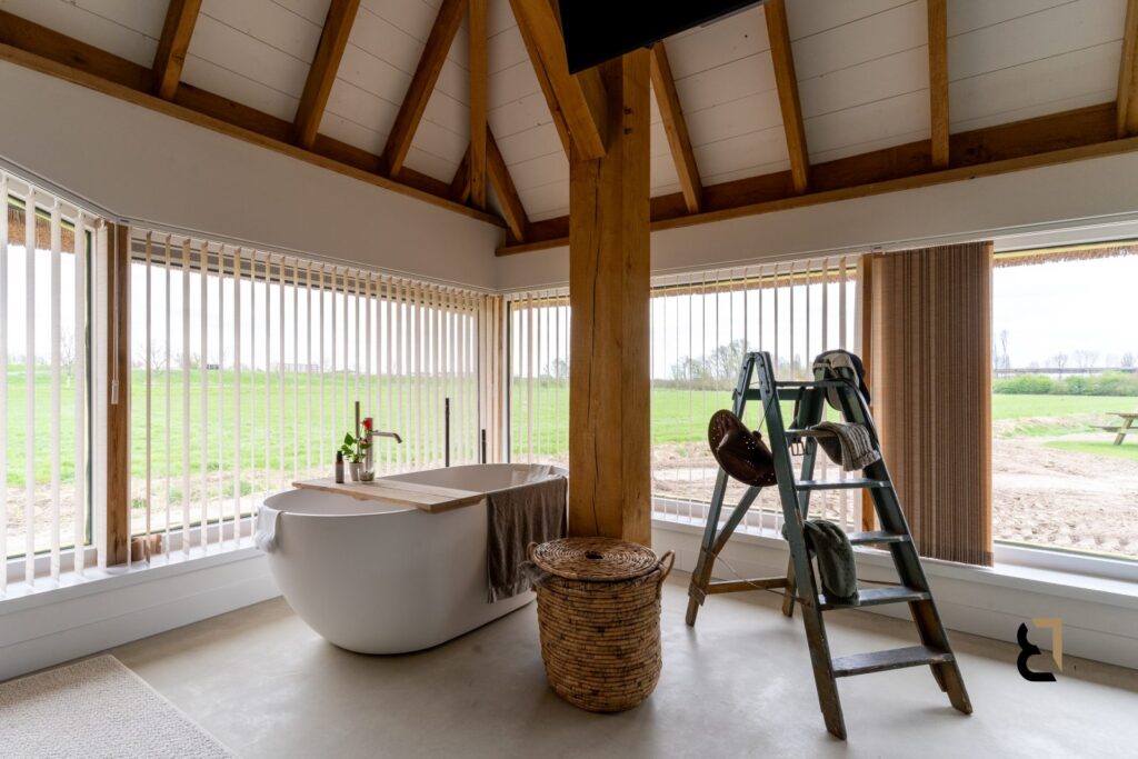 Impressiefoto van badkamer met woonbetonvloer