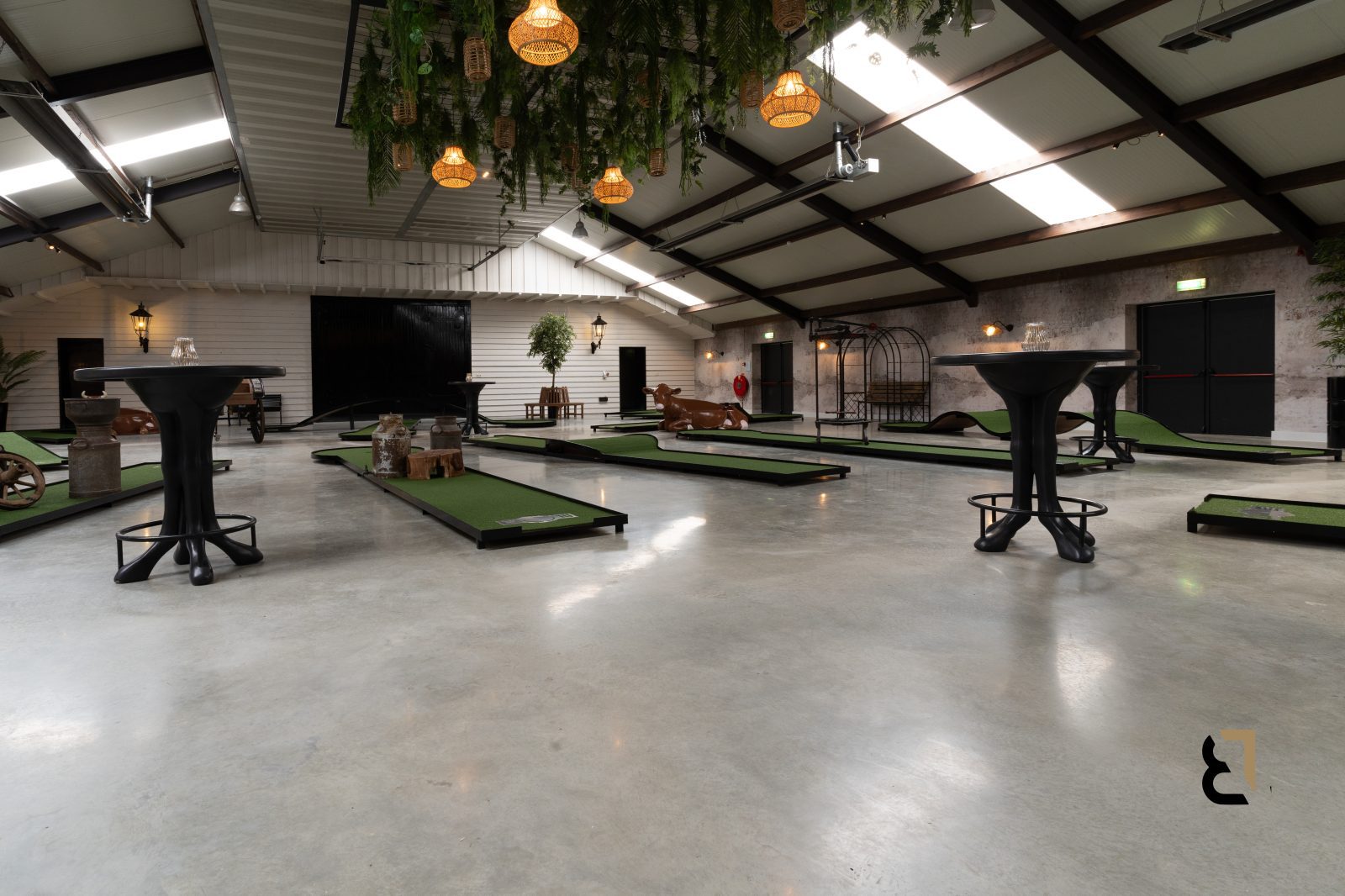 Realisatie van een woonbetonvloer in feest-, vergader- en activiteitenzaal bij Boerderij de Weistaar in Maarsbergen