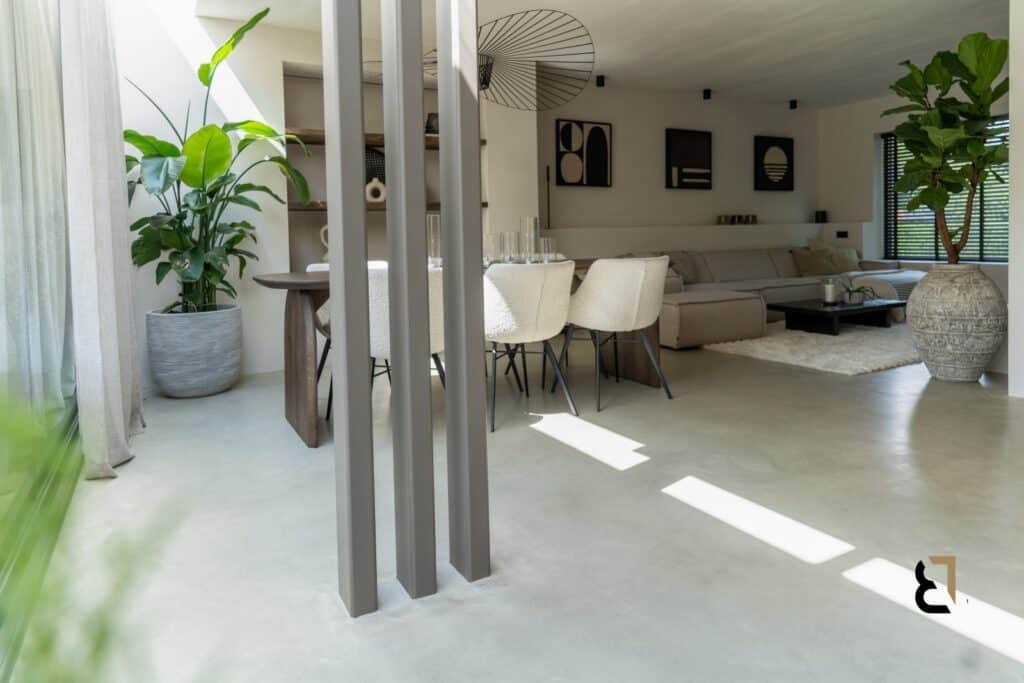 Woning met Japandi interieur en lichte woonbetonvloer