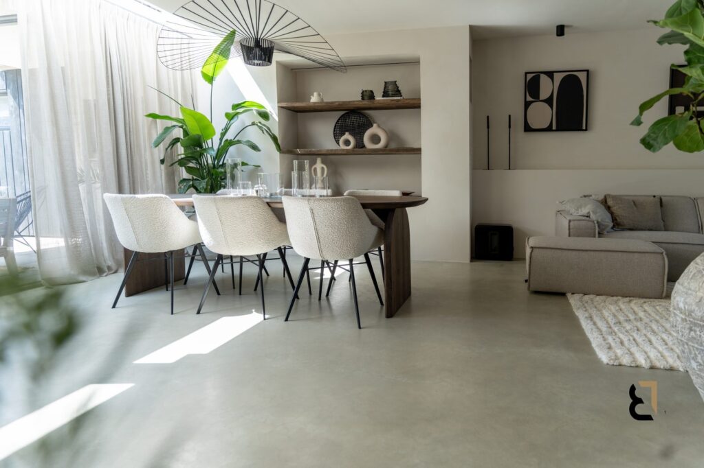 Woning met Japandi interieur en lichte woonbetonvloer