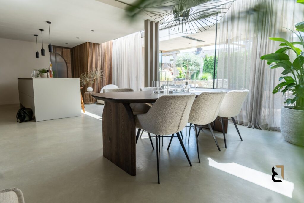 Woning met een lichte woonbetonvloer en donkere elementen
