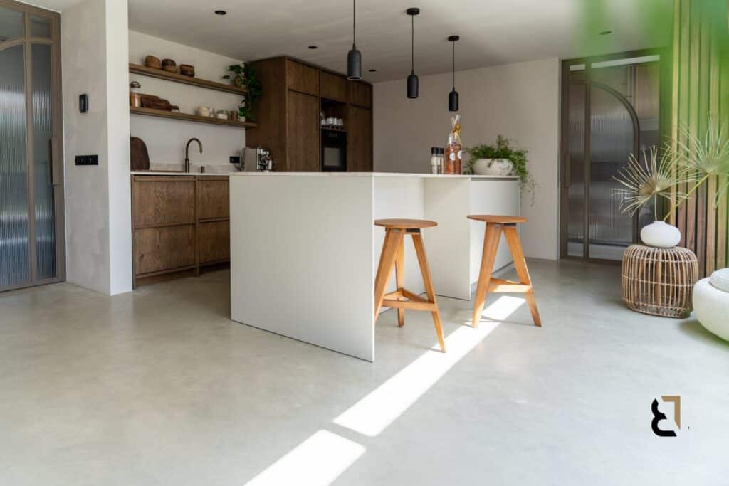Keuken met woonbetonvloer in de kleur 'Amber Sand'