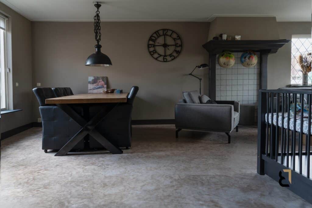 Woonkamer met prachtige, donkere woonbetonvloer