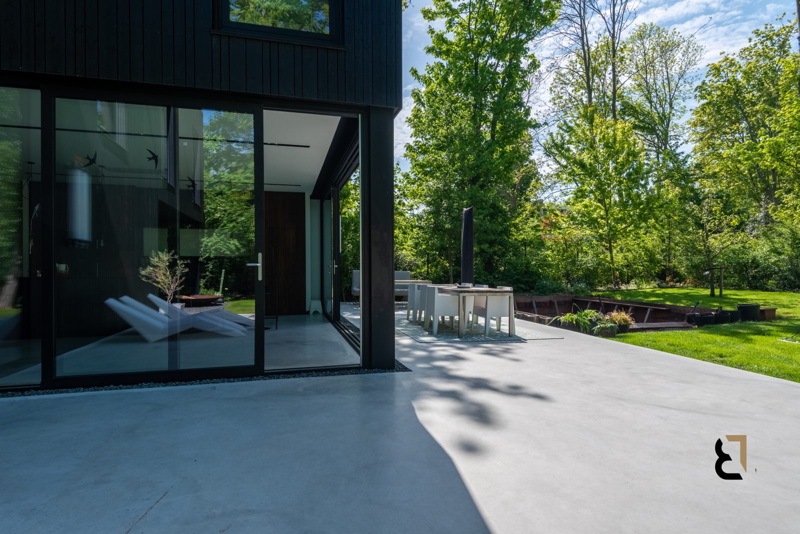 Aanleg van een betonnen terras bij luxe villa in Noordwijk