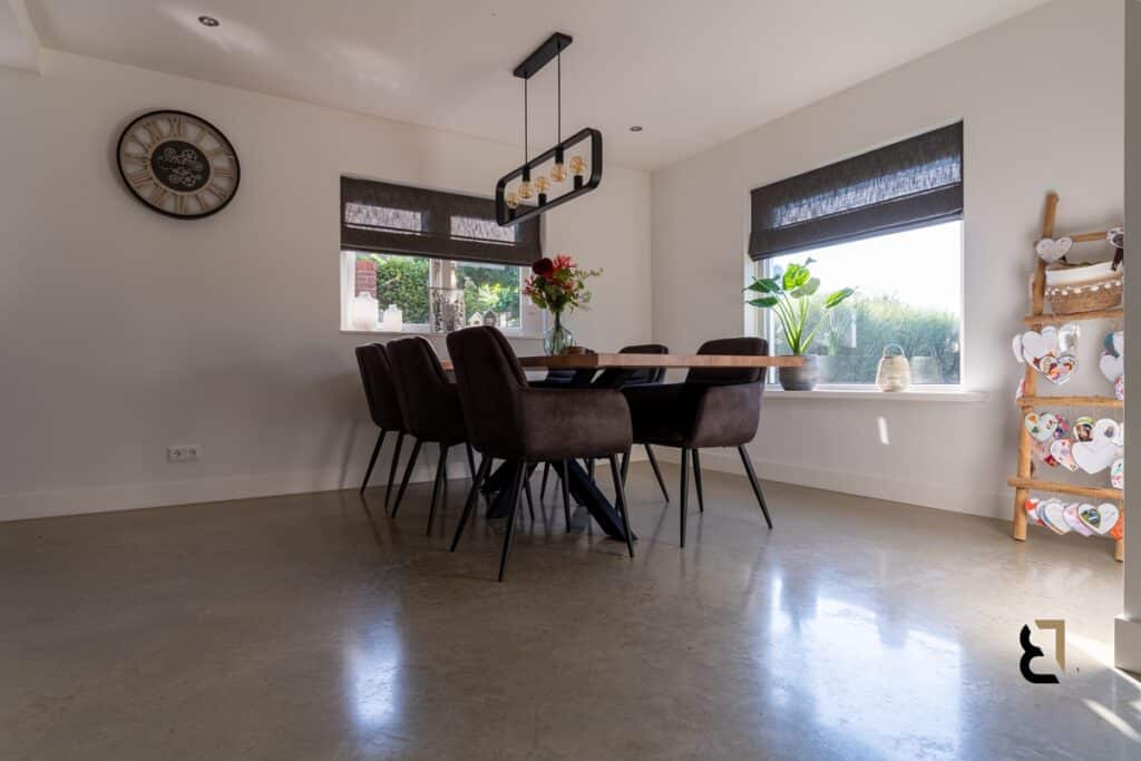 Eetkamer met woonbetonvloer in woonboerderij in Lunteren