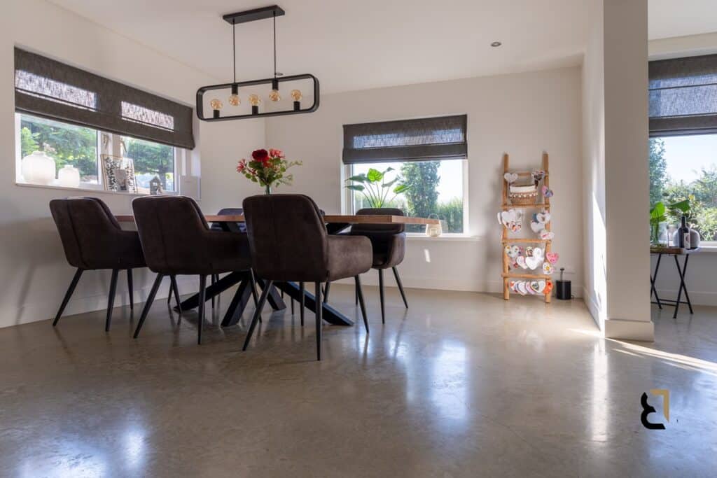 Woonbetonvloer voor eetkamer en gehele woning in Lunteren