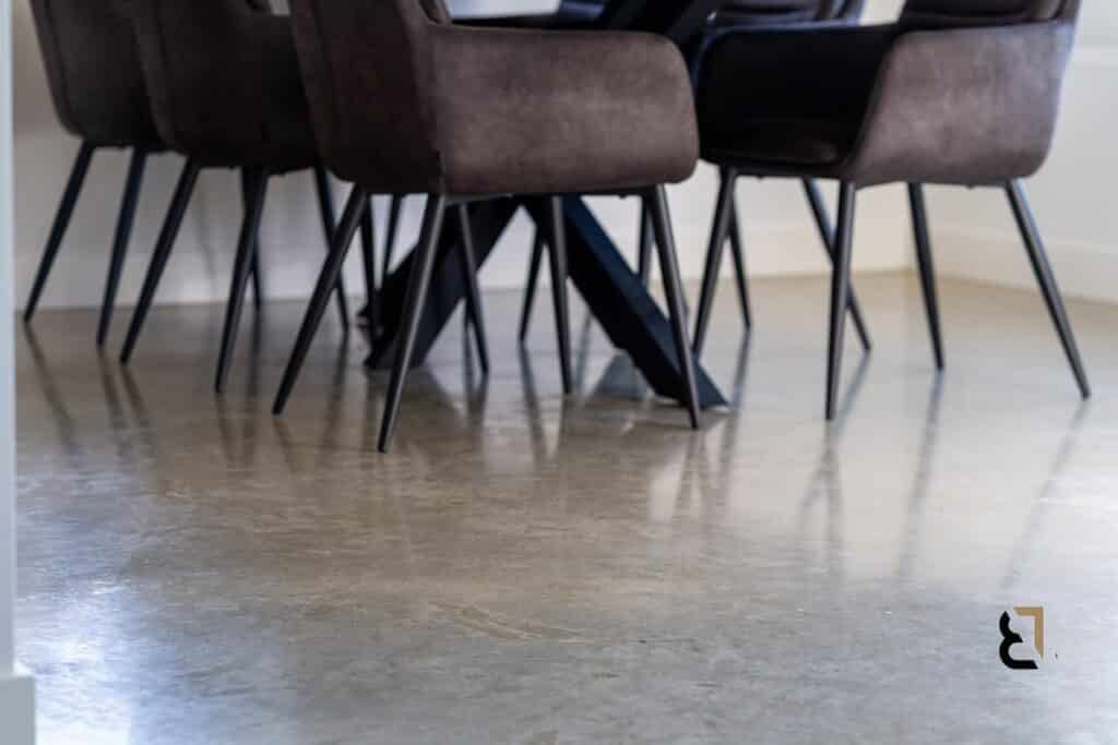 Detailfoto van woonbetonvloer bij woonboerderij in Lunteren