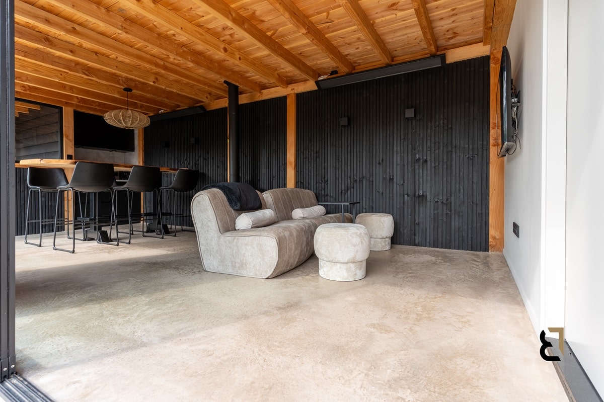Woonbetonvloer in taupe/creme kleur voor tuinhuis in Scherpenzeel