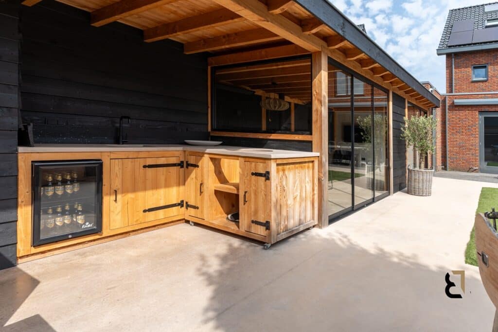 Woonbetonvloer in kleur 'June Sand' voor tuinhuis en terras in Scherpenzeel