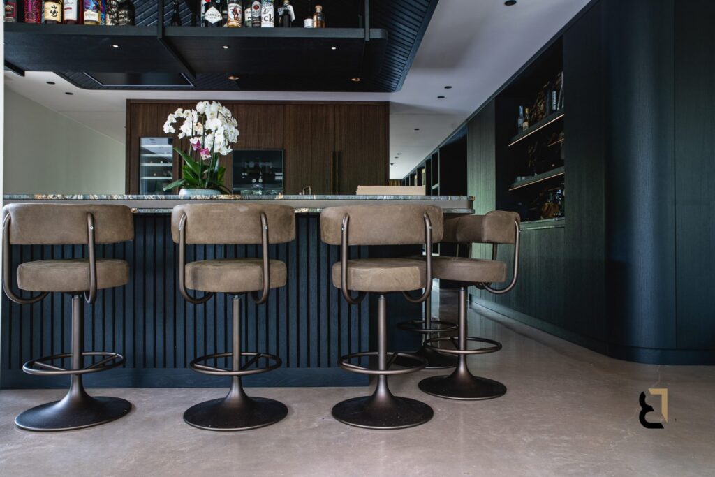 Keuken met bar en woonbetonvloer
