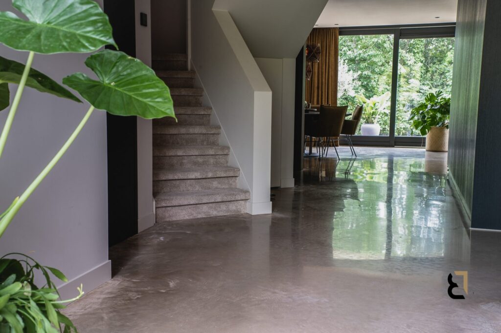 Woonbetonvloer bij woning in Maasland