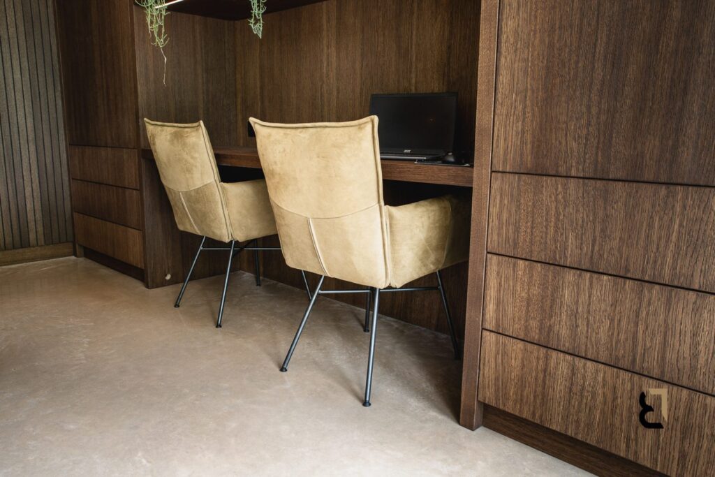 Realisatie van een complete woonbetonvloer in een donkere kleur bij een woning in Maasland