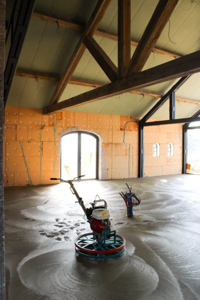 Overzichtsfoto van renovatie woning met aanbrengen van woonbetonvloer