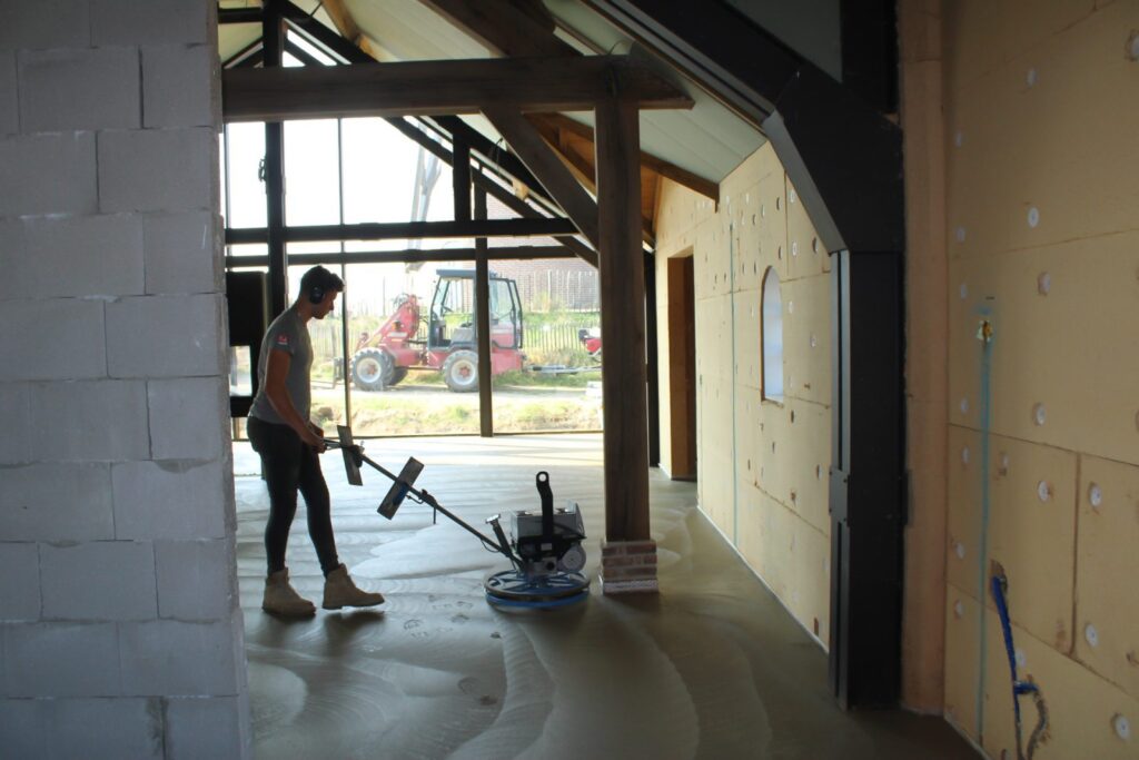 Renovatie van een woning in met woonbetonvloer in Stokkum