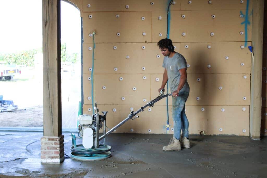Vlinderen van een woonbetonvloer door een van de medewerkers van Bull Woonbeton