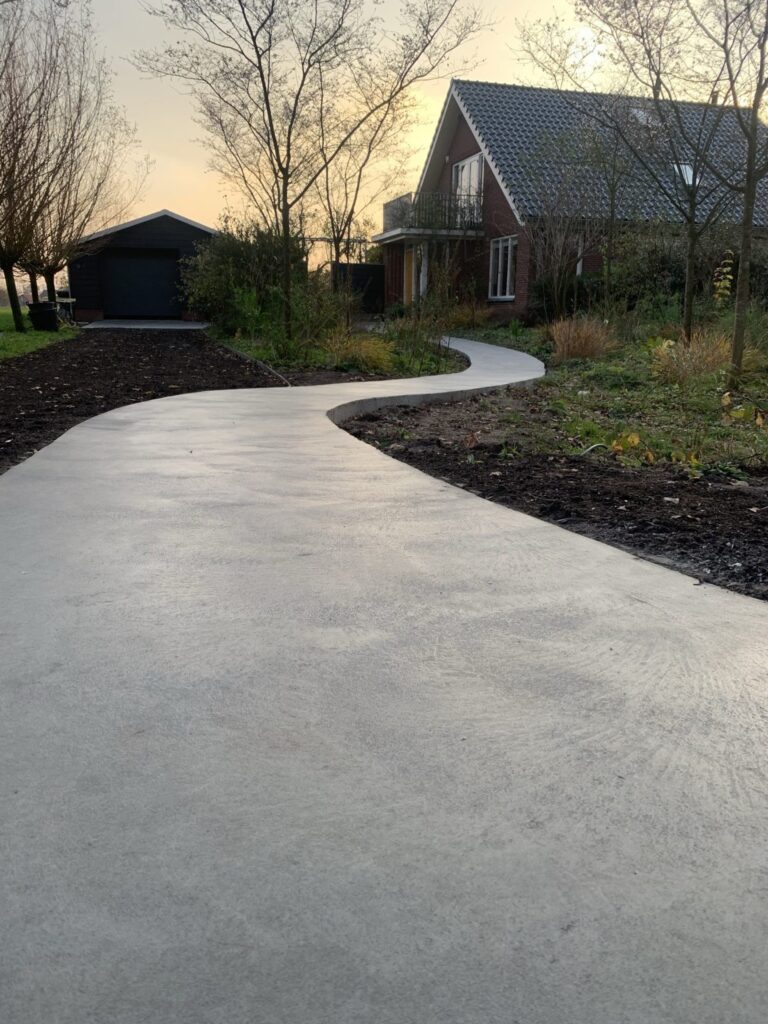 Betonnen oprit met een betonnen pad en een betonnen terras bij een vrijstaand huis in Woudenberg