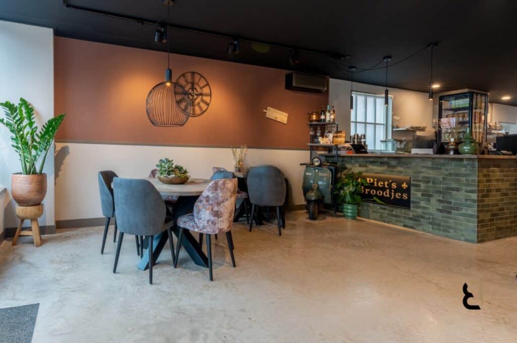 Betonvloer van een restaurant in Scherpenzeel