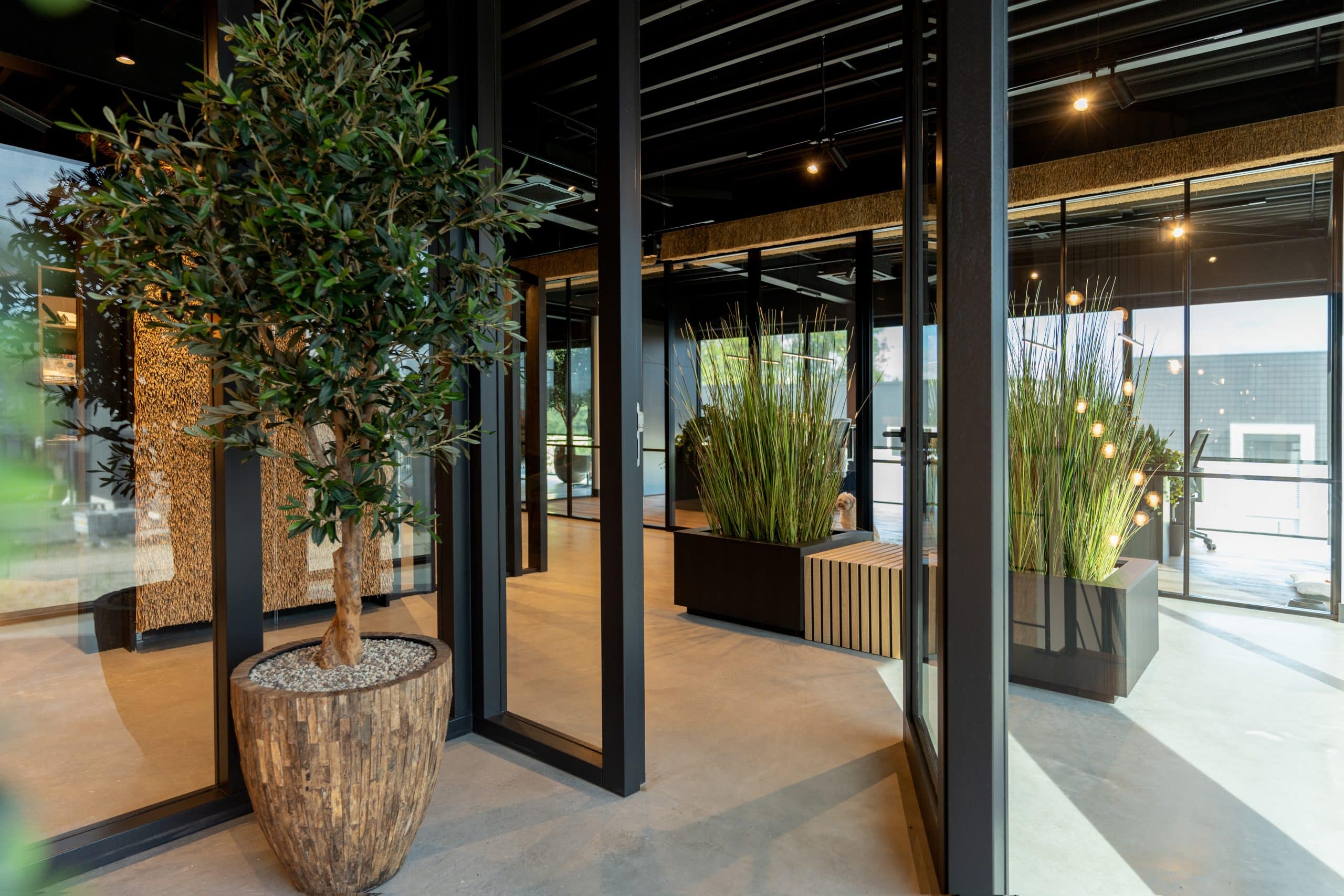Gevlinderde betonvloer bij showroom en kantoor van de Rietdekker in Ederveen