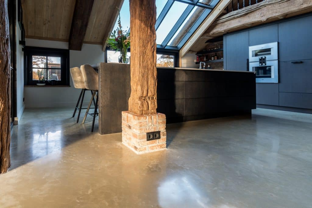 Woonbetonvloer bij boerderijwoning in Harskamp