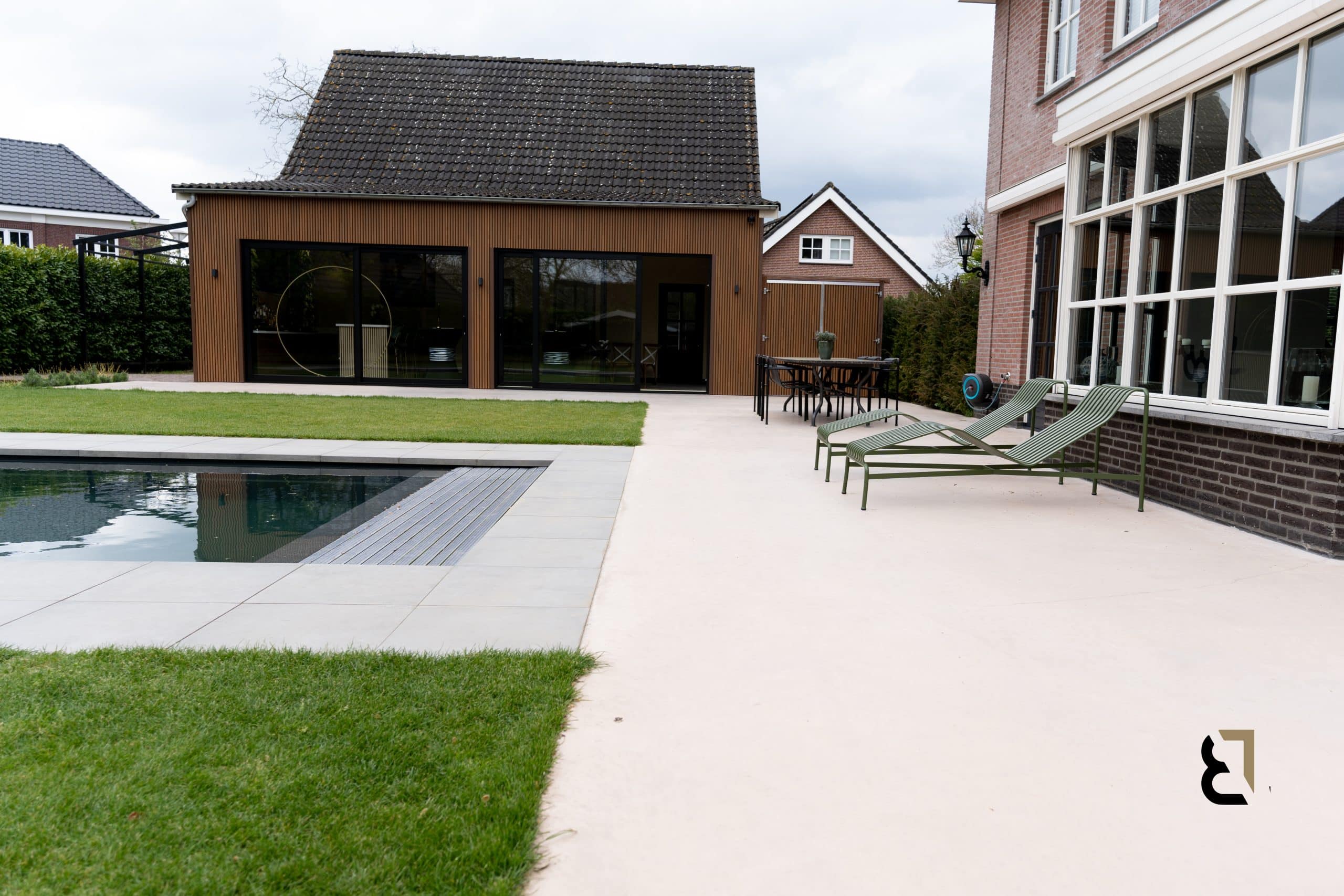 Betonnen terras bij woning met zwembad