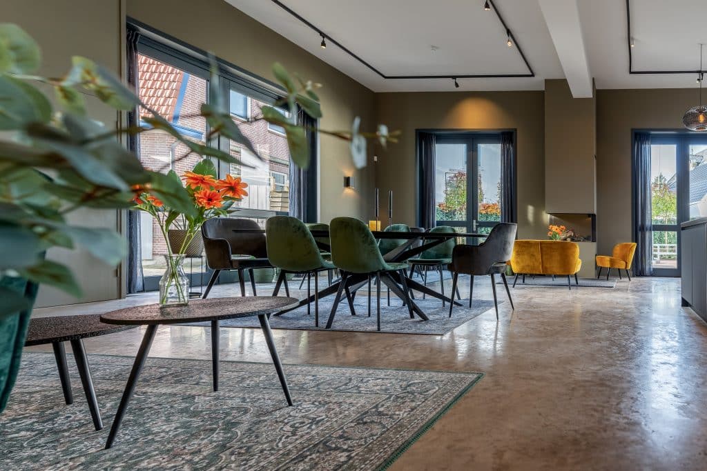 Woonkamer met woonbetonvloer in Woudenberg