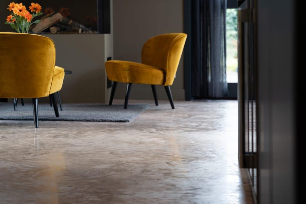 Detailfoto van woonbetonvloer in de kleur in Woudenberg. Kleur 'June Sand'.