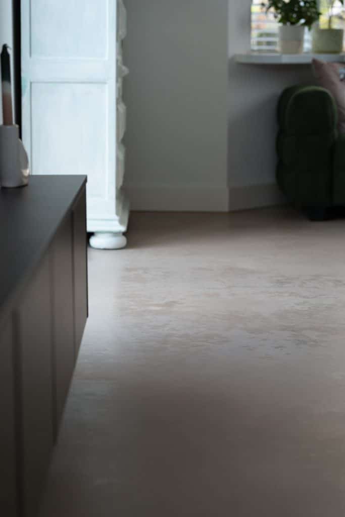 Detailfoto van woonbetonvloer in Baarn in de kleur 'June Sand'.