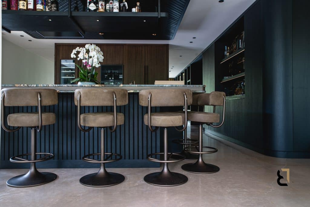 Betonvloer woning met kleur | Hotel chique woning met een woonbetonvloer