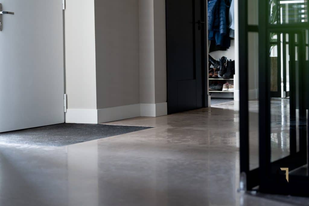 Detailfoto van gevlinderd en gepolijst woonbeton in de kleur "June Sand"