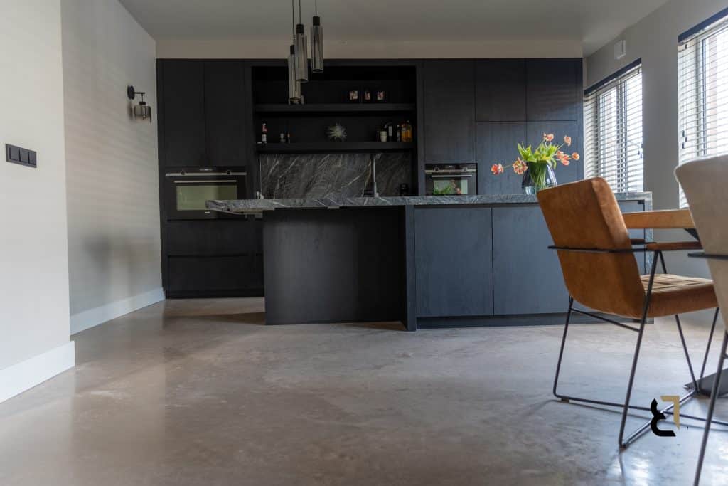 Keuken met woonbetonvloer bij woning in Borne, Twente