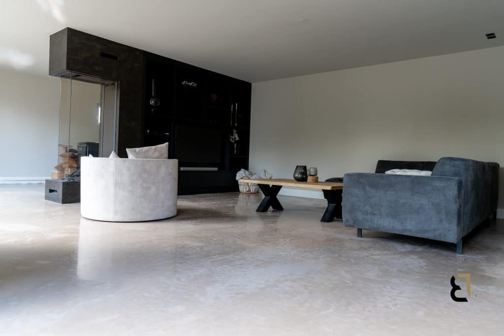 Eindresultaat renovatie met woonbetonvloer bij woning in Borne