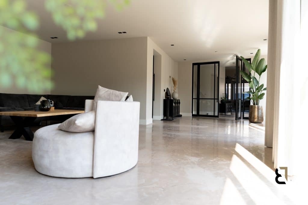 Gevlinderde en gepolijste betonvloer na renovatie van nieuwbouwwoning in Borne