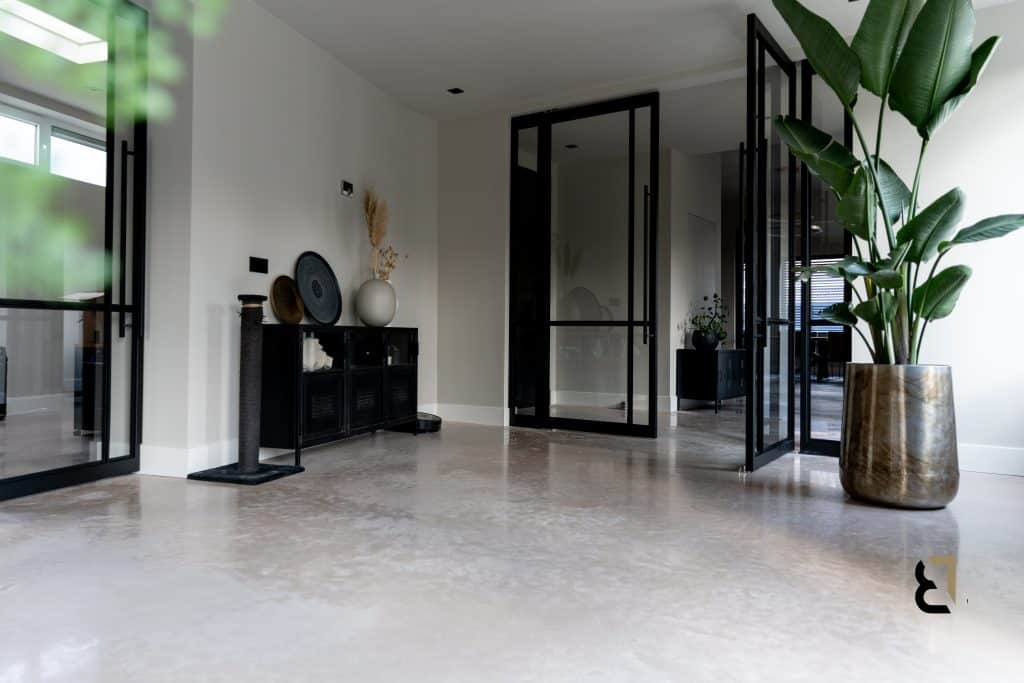 Woonbetonvloer in kleur 'June Sand' bij woning in Borne