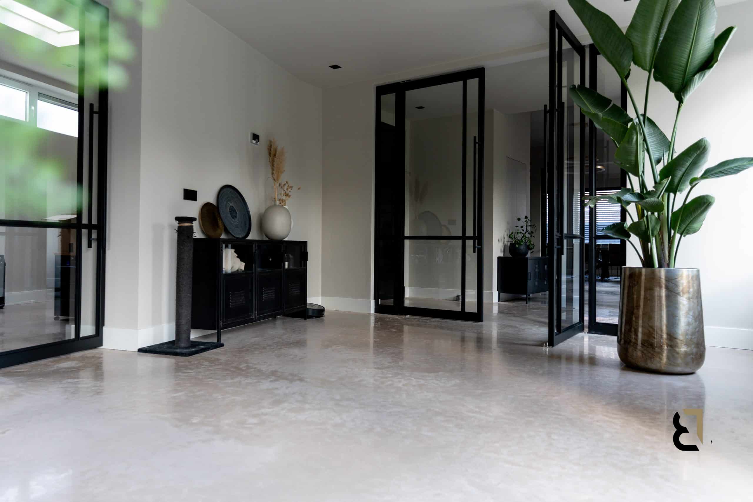 Woonbetonvloer in kleur 'June Sand' bij woning in Borne