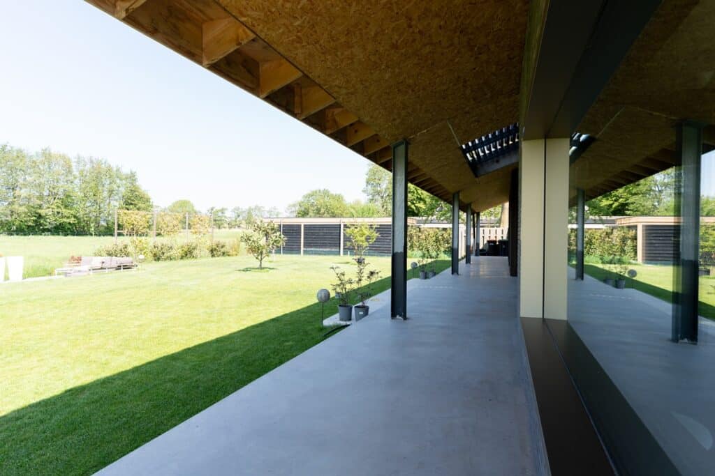 Terras van woonbeton bij nieuwbouwwoning