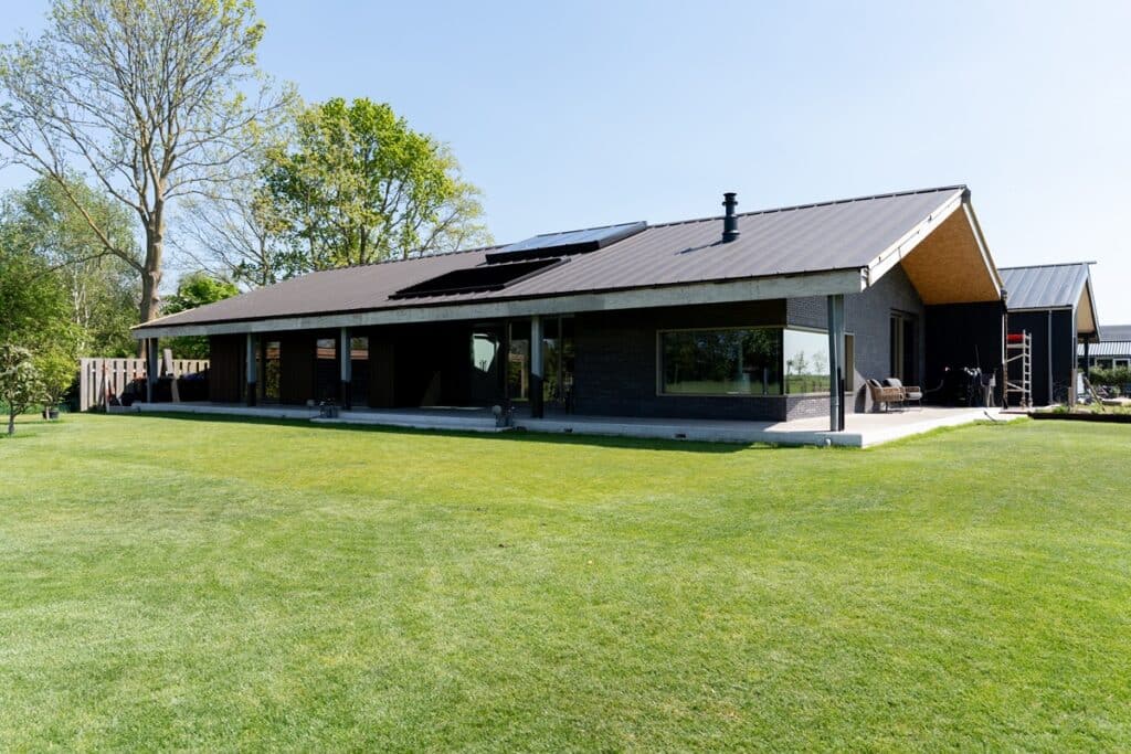 Terras van woonbeton bij nieuwbouwwoning in Noord-Holland