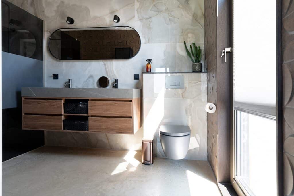 Badkamer met woonbetonvloer in kleur 'Jennifer Sand'.