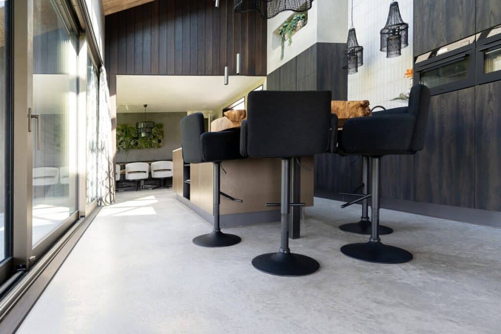 Woonbetonvloer in keuken van een nieuwbouwwoning