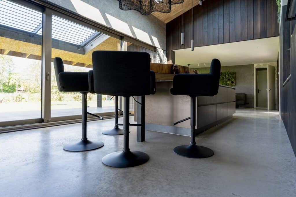 Ruime keuken in nieuwbouwwoning met gevlinderde woonbetonvloer.
